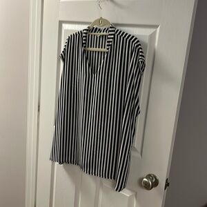 Bar III Black and white top sleeveless. Like new quilted cost